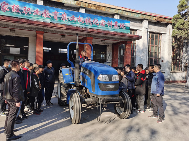 農(nóng)機(jī)系王建亭老師講解駕駛常識_副本.jpg